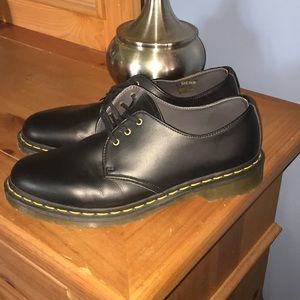 WORN ONCE MENS CLASSIC DR MARTENS size 9
